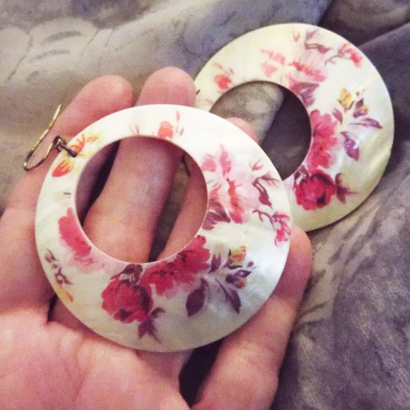 VINTAGE 80'S PINK FLORAL TRANSFER ON MOTHER OF PEARL LARGE ROUND EARRINGS 32 - Picture 2 of 2
